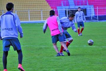 Darwin Lora se perderá el partido de hoy por sanción 