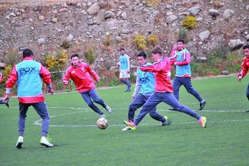 Los jugadores Dino Huallpa y Bruno Pascua pelean por el control de la pelota.