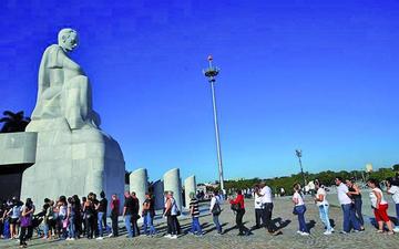 Personas hacen fila para rendir tributo al fallecido líder cubano Fidel Castro.