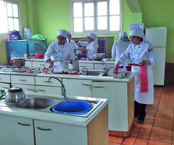 Los alumnos en el momento del preparado de comida.