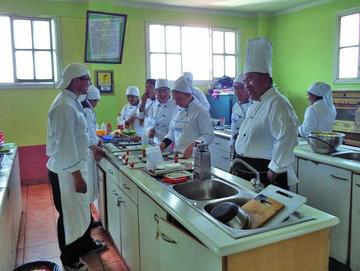 Exhiben práctica de gastronomía 