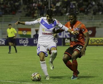 Luis Alí, de San José y Jennry Alaca, de Nacional, disputan el balón.