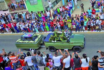 Cubanos saludan al paso de la caravana con las cenizas del fallecido líder de la revolución.