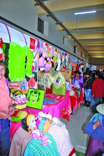 Ofrecen textiles y objetos con motivos navideños.