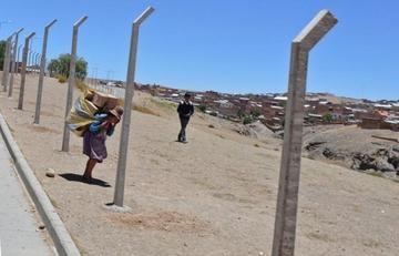 Cuestionan construcción de muro en frontera boliviana