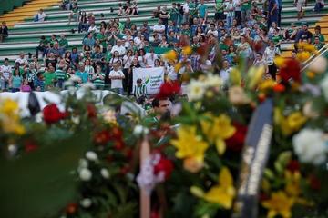 Aficionados del club brasileño Chapecoense cumplen una vigilia en el estadio de Chapecó.