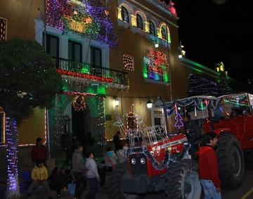 Iluminan fachada de la gobernación