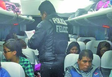 Efectivos de la Felcc verifican el permiso de las Defensorías.