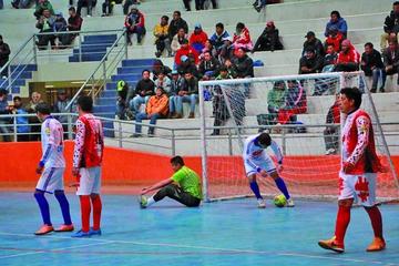 El jugador Oscar Jara, de Concepción, recoge el balón después de anotar su gol.