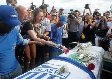 Los restos de los jugadores del equipo brasileño fueron enterrados ayer en la ciudad de Campos.