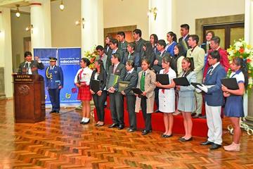 El presidente Evo Morales llamó a los estudiantes a formarse, especialmnte, como científicos.