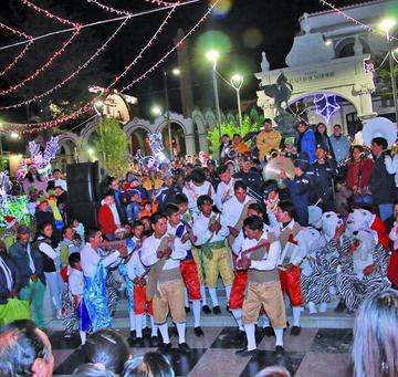 La fiesta con el baile de los Reques y la banda de música de la Alcaldía.