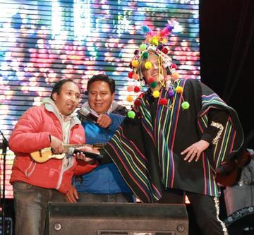 Con la montera y el poncho junto al alcalde Cervantes.