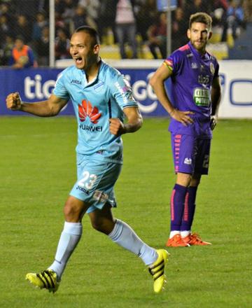 Leonel Justiniano  celebra la apertura del marcador.