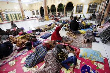 Supervivientes del terremoto que sacudió el distrito de Pidie Jaya descansan en Aceh.