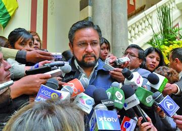 El viceministro de Movimientos Sociales, Alfredo Rada, en conferencia de prensa.