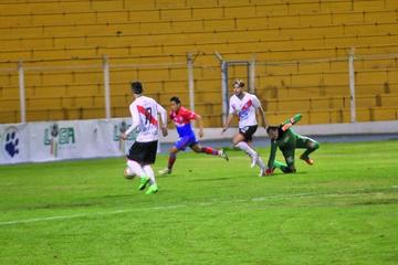 Dustín Maldonado (i) se apresta a rematar para el tercer gol de la banda roja