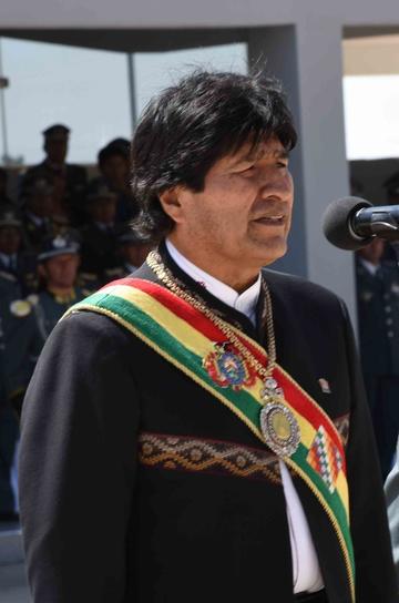 MAS estudia  garantizar la candidatura de Evo