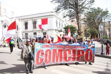 Cívicos marchan para que garanticen agua en hogares potosinos