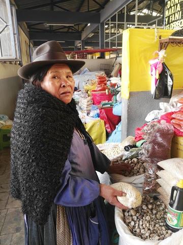 La comerciante Sabina Cuéllar muestra quinua en el mercado Vicuñas.