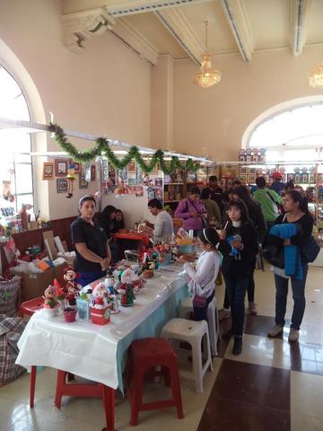 La feria tiene diferentes objetos navideños.