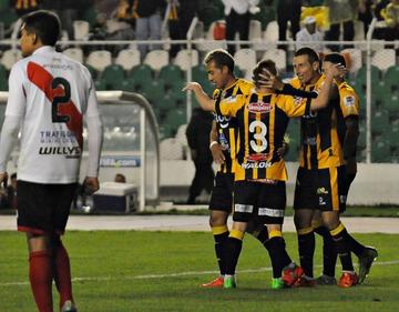 Los jugadores de The Strongest celebran la victoria.
