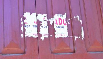 La puerta de la discoteca fue precintada con un cartel falsificado de  Clausurado