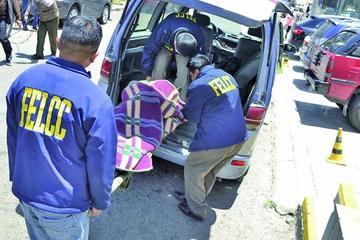 El cadáver de José Luis Choque es trasladado a la morgue para la autopsia de ley.