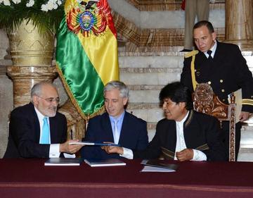 El vocero Carlos Mesa junto a álvaro García Linera y Evo Morales Ayma.