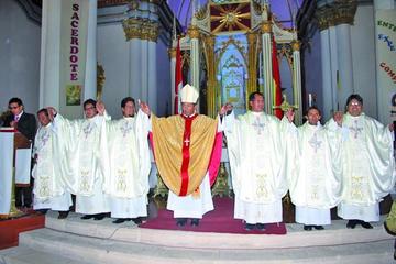 Ordenan a seis  sacerdotes potosinos