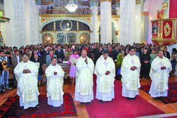 Los nuevos sacerdotes se presentan a la población.