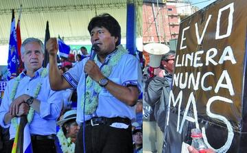 Izquierda: Evo Morales habla en Montero. Derecha: una pancarta en la que rechazan la pretensión oficialista.