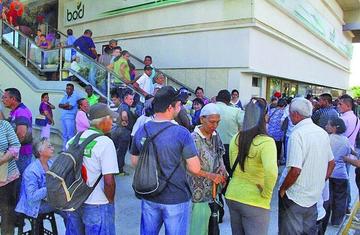 Venezolanos se quedan a la espera de la nueva familia de billetes