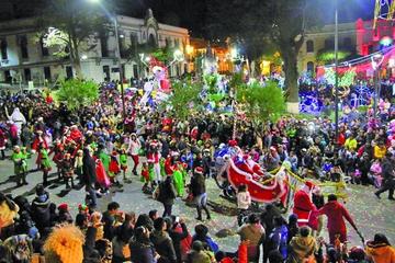 Entrada navideña une a la familia