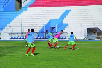 Los rancho guitarras durante su entrenamientos en el estadio.