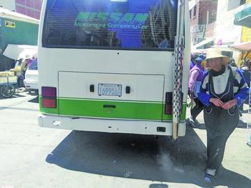 Un vehículo con escape mixto, arriba y abajo.