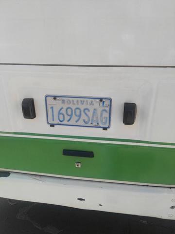Un civilian trabaja en la ciudad de Potosí con placa de La Paz.