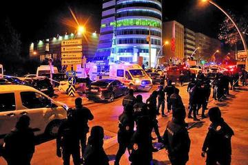 La policía establece un cordón policial en el lugar donde el embajador ruso en Turquía, Andréi Karlov ha sido tiroteado