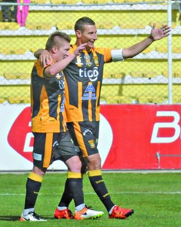 Alejandro Chumacero y Pablo Escobar festejan uno de los goles.