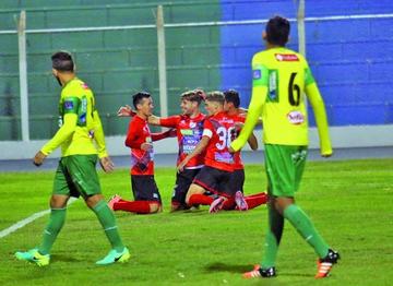 Cristian Alessandrini, de Nacional, celebra su gol con su compañeros.