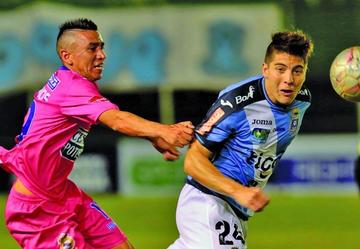 Heber Leaños trata de detener a su rival.