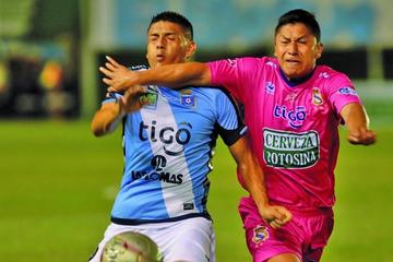 Miguel Hurtado pelea por el balón con Eduardo Ortiz.