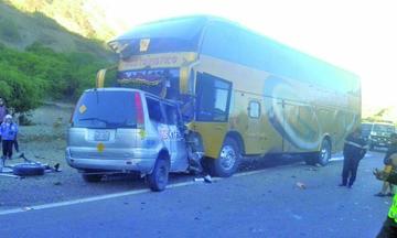 Colisión de vehículos provoca la muerte de un conductor