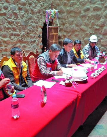 El alcalde firma con la empresa la ejecución de la obra.