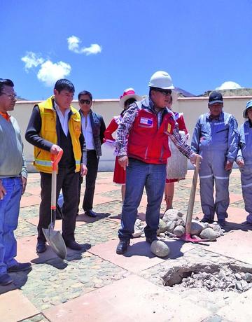 Víctor Hugo Cejas y el alcalde Williams Cervantes colocan la piedra fundamental.