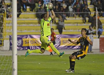 El meta Diego Zamora detiene la pelota en el último duelo.