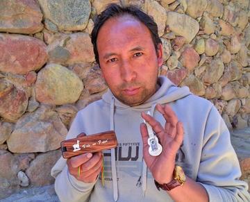 Hacen a escala el charango de plata