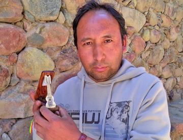 El autor del instrumento de plata muestra el producto.