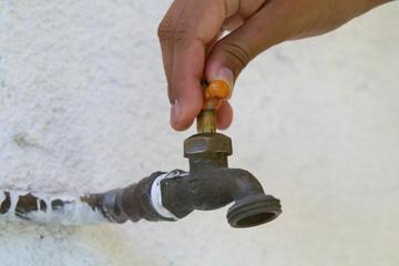 Vecina recibe gas por la red de agua potable