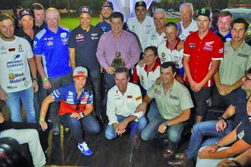 Cartes recibe a “leyendas del Dakar”